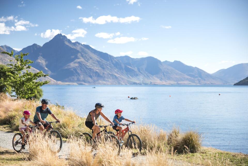 516553 family biking queenstown gardens web 1920px